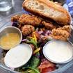 Una foto de Fried Chicken Salad de un restaurante