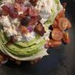Una foto de Wedge Salad de un restaurante