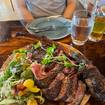 Una foto de Tomahawk de un restaurante