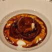 Una foto de The Ivy Chocolate Bombe de un restaurante