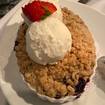 Una foto de Blueberry Cobbler de un restaurante