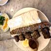 Una foto de beef kebab de un restaurante