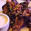 Una foto de Jerk Chicken Wings de un restaurante