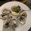 Una foto de 12 Priced Oysters de un restaurante