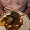 Una foto de Venison Wellington de un restaurante