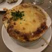 Una foto de French Onion Soup de un restaurante