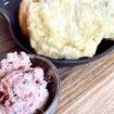 Una foto di Jo's Buttermilk Biscuits with Strawberry Butter di un ristorante