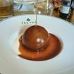 Una foto de The Ivy Chocolate Bombe de un restaurante