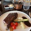 Una foto de 14 oz New York Striploin de un restaurante