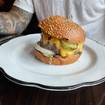 Una foto de 8 oz burger de un restaurante