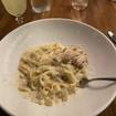 Una foto de Fettuccine Alfredo de un restaurante