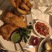 Una foto de Traditional Fish and Chips de un restaurante