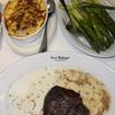 Una foto de Filet Mignon 12 oz de un restaurante