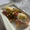 Smoked Salmon Eggs Benedict-Foto eines Restaurants