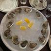 Una foto de oysters half dozen de un restaurante