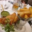 Una foto de Traditional Fish and Chips de un restaurante