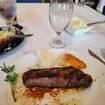 Una foto de New York Strip de un restaurante