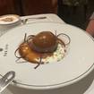 Una foto de The Ivy Chocolate Bombe de un restaurante