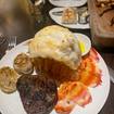Una foto de SURF & TURF de un restaurante