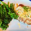 Una foto de Chicken Parmesan de un restaurante