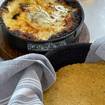 Una foto de queso fundido de un restaurante