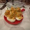 Une photo de Crispy Shrimp Deviled Eggs d'un restaurant
