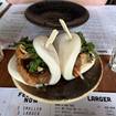 Una foto de Crispy Pork Belly Bao (2pc) de un restaurante