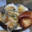 Una foto de Charbroiled Oysters de un restaurante