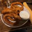 Una foto de Panko Breaded Onion Rings de un restaurante