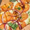 Una foto de Caprese Flatbread de un restaurante
