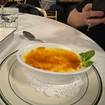 Una foto de French Crème Brulee de un restaurante