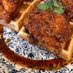 Una foto de chicken & waffles de un restaurante
