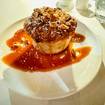 Een foto van bourbon pecan bread pudding van een restaurant 