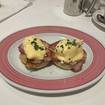 Una foto de Artisanal Eggs Benedict de un restaurante