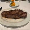Una foto de New York Strip 16 oz de un restaurante