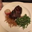 Una foto de New York Strip de un restaurante