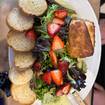 Una foto de Brie Salad de un restaurante