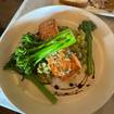 Una foto de Roasted Salmon de un restaurante