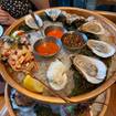 Una foto de Seafood Tower de un restaurante