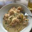 Una foto de shrimp and grits de un restaurante