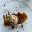 Una foto de Chocolate caramel torte de un restaurante