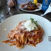 Una foto de Fettuccine Bolognese de un restaurante
