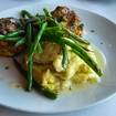 Una foto de Jumbo Lump Crab Cakes de un restaurante