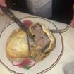 Una foto de Meatloaf Wellington de un restaurante