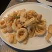 Una foto de Calamari de un restaurante