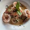 Una foto de shrimp scampi italiano de un restaurante