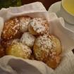 Una foto de Warm Madeleines de un restaurante