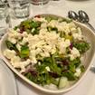 Une photo de chopped salad d'un restaurant