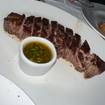 Una foto de New York Strip de un restaurante