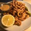 Una foto de Calamari de un restaurante